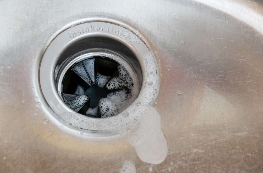 Should garbage disposal blades be loose: Top Questions